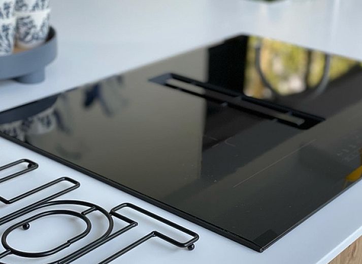 Stilvolle Essecke im Ferienhaus De Koerie, De Koog, Texel, mit modernem Mobiliar.