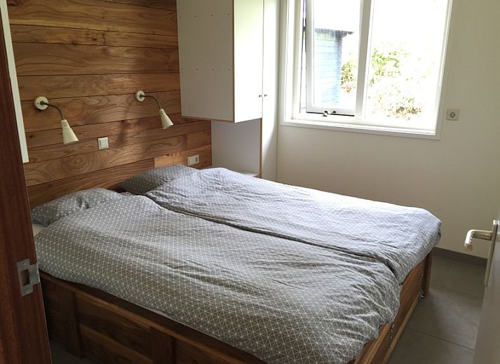 Stilvolle Essecke im Ferienhaus De Koerie, De Koog, Texel, mit modernem Mobiliar.