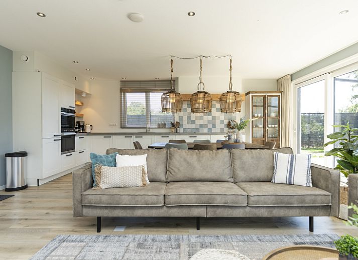 Villa 15 in De Koog, Texel met moderne architectuur en zonnige tuin, perfect voor een ontspannen vakantie op de Waddeneilanden.