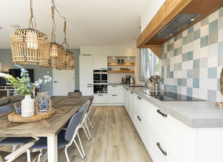 Villa 15 in De Koog, Texel met moderne architectuur en zonnige tuin, perfect voor een ontspannen vakantie op de Waddeneilanden.