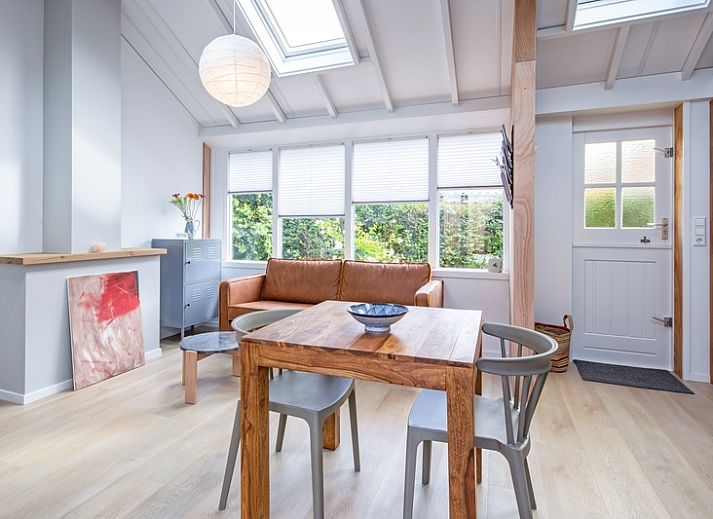 Gezellige woonkamer van vakantiehuis Pippa in De Koog, Texel met moderne keuken en veel daglicht.