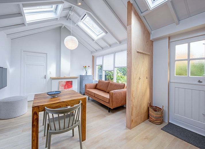 Gezellige woonkamer van vakantiehuis Pippa in De Koog, Texel met moderne keuken en veel daglicht.