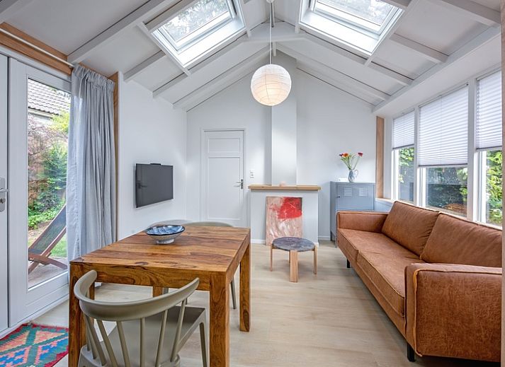Gezellige woonkamer van vakantiehuis Pippa in De Koog, Texel met moderne keuken en veel daglicht.