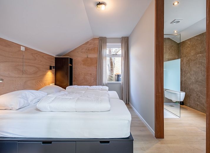 Lichte zithoek in vakantiehuis Pippa, De Koog, Texel met comfortabele bank en eettafel.