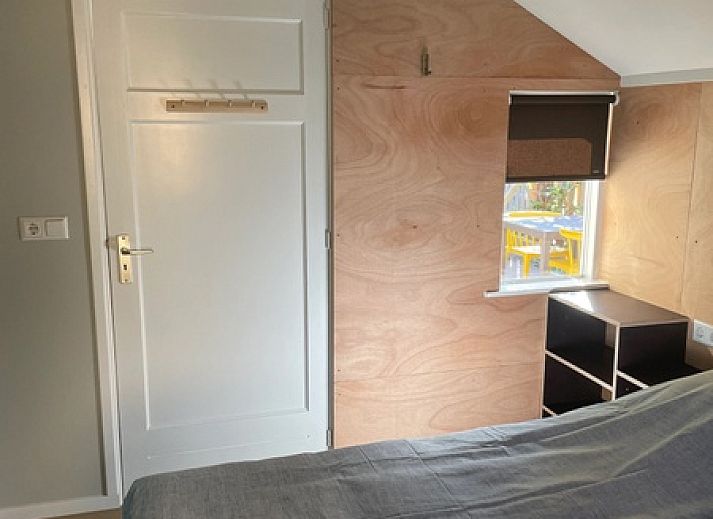 Lichte zithoek in vakantiehuis Pippa, De Koog, Texel met comfortabele bank en eettafel.