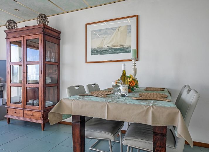 Luchtfoto van Resort De Buteriggel - Appartement 9, gelegen aan het strand in De Koog, Texel, Waddeneilanden.