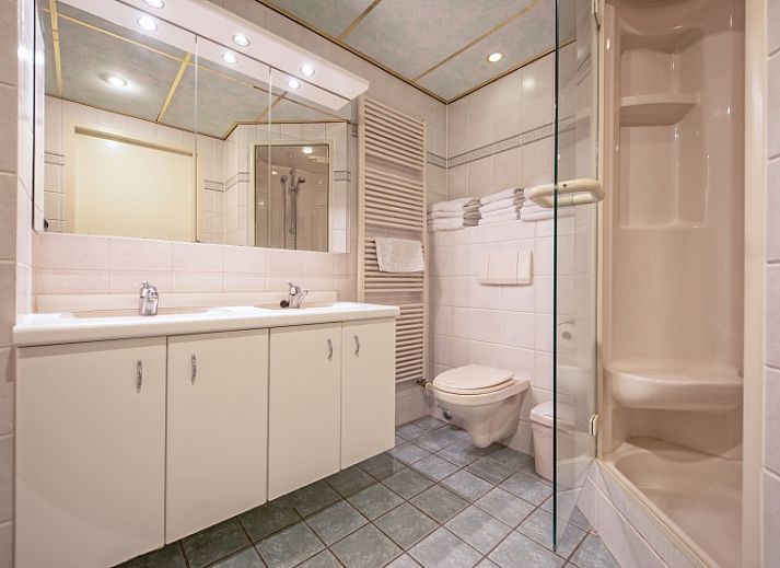 Gezellige woonkamer met veel licht bij Resort De Buteriggel - Appartement 9 in De Koog, Texel, Waddeneilanden.