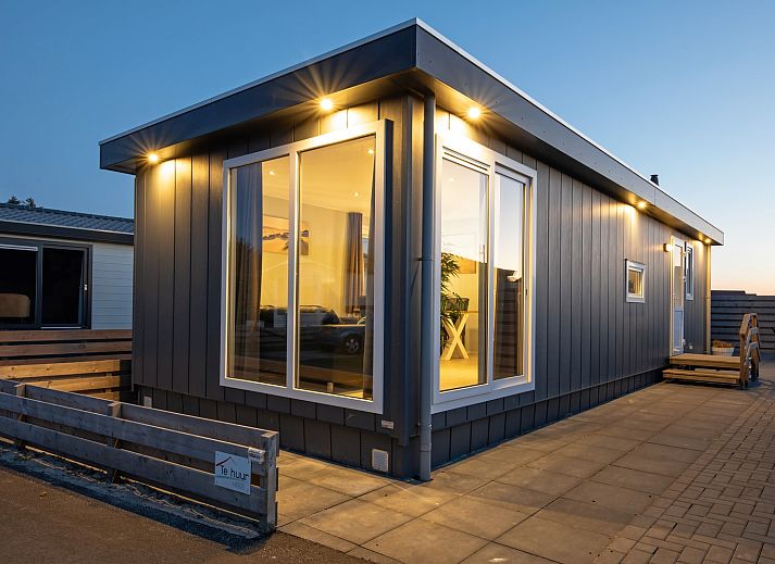 Gezellige woonkamer in Chaletpark Bregkoog - Chalet Bregkoog 261, De Koog, Texel met modern interieur en veel lichtinval.