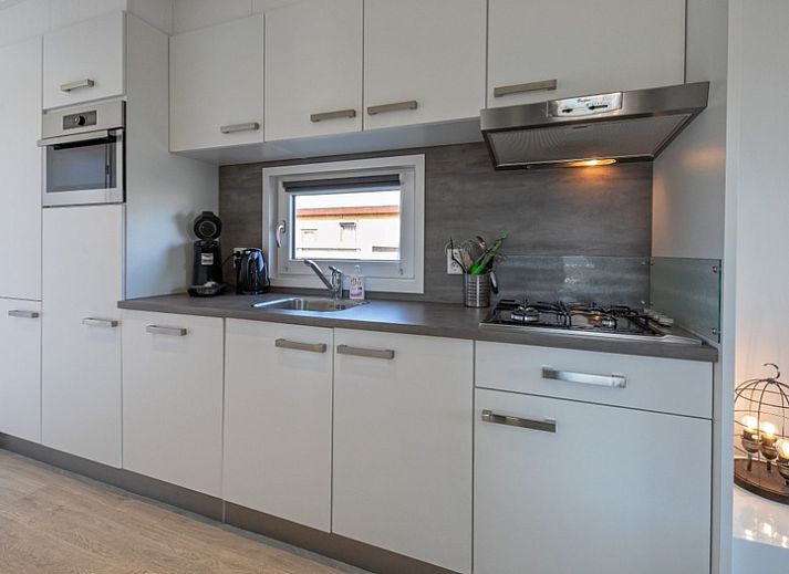 Buitenkant van Chalet Bregkoog 261 bij Chaletpark Bregkoog, De Koog, Texel, sfeervol verlicht in de avond.