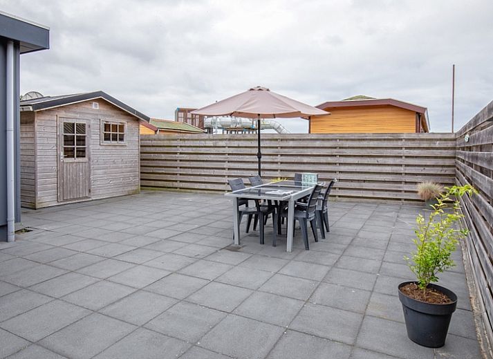 Comfortabele zithoek in Chalet Bregkoog 261, Chaletpark Bregkoog, De Koog, Texel, met uitzicht op de tuin.