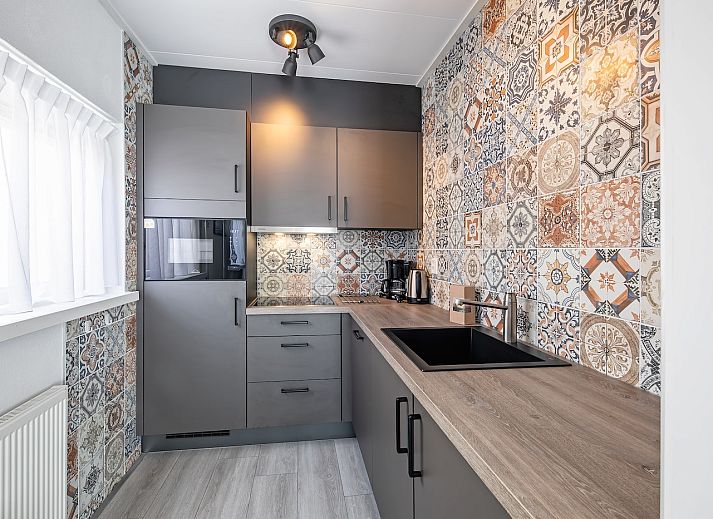 Geniet van het zonnige terras bij Strandhuys Zeester De Koog, Texel, een charmant vakantiehuis op de Waddeneilanden.