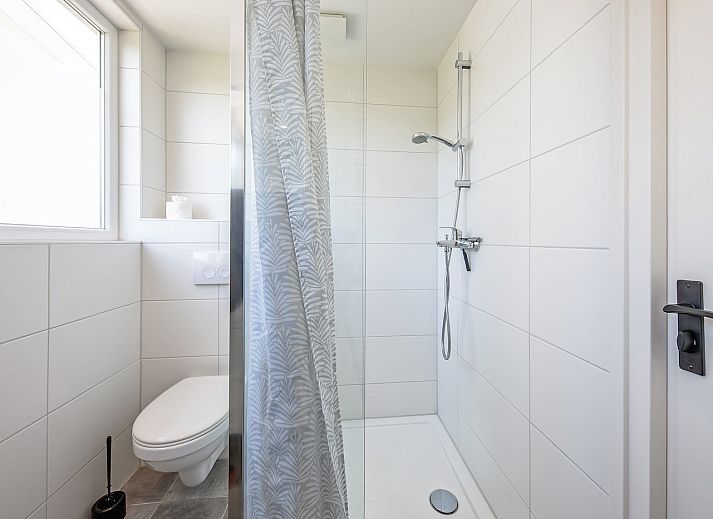 Gezellige woonkamer in Strandhuys Zeester De Koog, Texel, met comfortabele zithoek en veel natuurlijk licht.