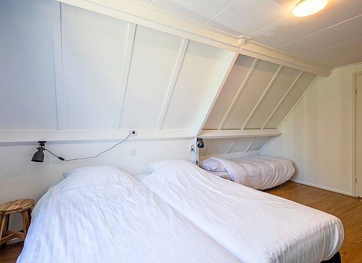 Gezellige woonkamer in Strandhuys Zeester De Koog, Texel, met comfortabele zithoek en veel natuurlijk licht.