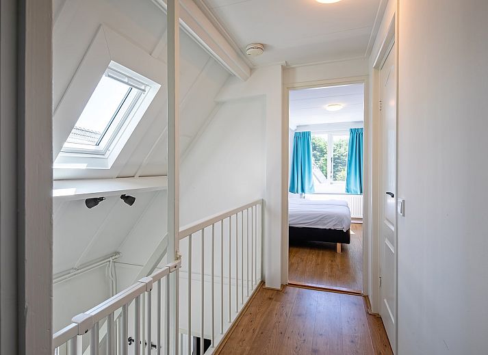 Gezellige woonkamer in Strandhuys Zeester De Koog, Texel, met comfortabele zithoek en veel natuurlijk licht.