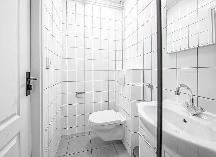 Ruime eet- en woonruimte in vakantiehuis Strandhuys Zeester De Koog, Texel, ideaal voor familiebijeenkomsten.