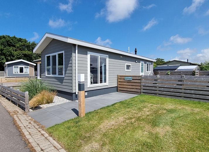 Chaletpark Bregkoog 82 in De Koog, Texel biedt een modern vakantiehuis met ruime veranda en groene omgeving.