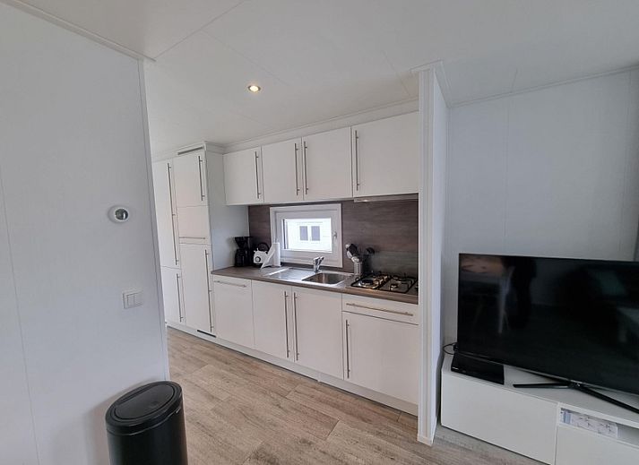 Chaletpark Bregkoog 82 in De Koog, Texel biedt een modern vakantiehuis met ruime veranda en groene omgeving.