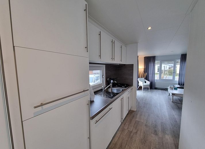 Chaletpark Bregkoog 82 in De Koog, Texel biedt een modern vakantiehuis met ruime veranda en groene omgeving.