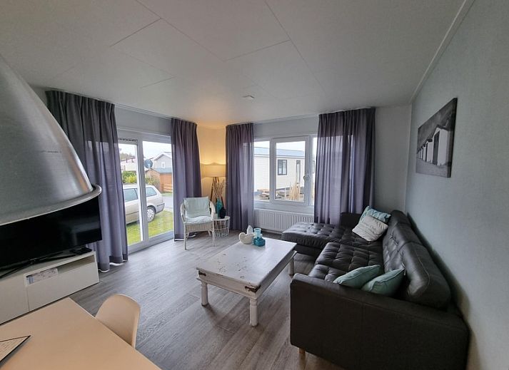 Chaletpark Bregkoog 82 in De Koog, Texel biedt een modern vakantiehuis met ruime veranda en groene omgeving.