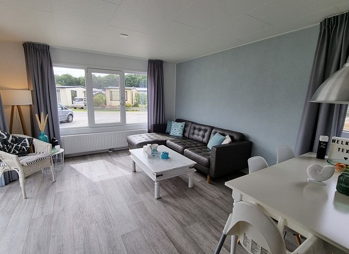 Exterieur van Chalet Bregkoog 82 in De Koog, Texel met zonnig terras en moderne uitstraling.