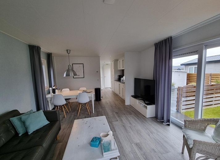 Exterieur van Chalet Bregkoog 82 in De Koog, Texel met zonnig terras en moderne uitstraling.