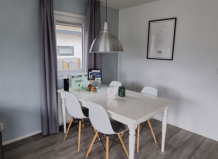 Exterieur van Chalet Bregkoog 82 in De Koog, Texel met zonnig terras en moderne uitstraling.