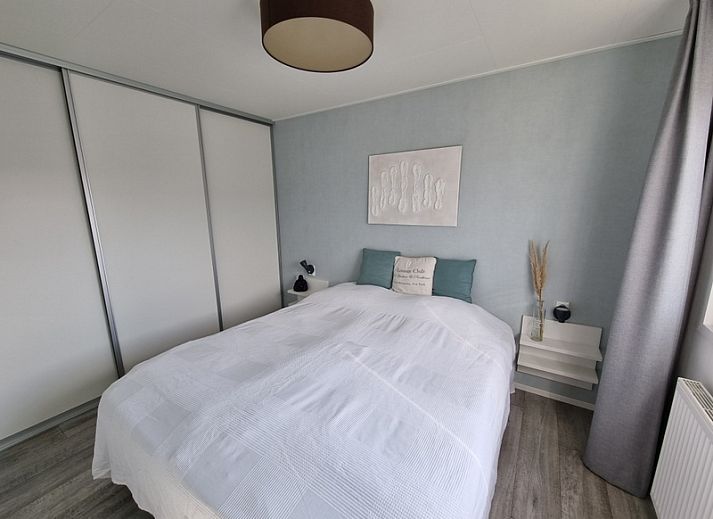 Exterieur van Chalet Bregkoog 82 in De Koog, Texel met zonnig terras en moderne uitstraling.