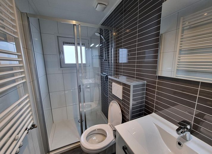 Keuken in Chalet Bregkoog 82, De Koog, Texel met moderne apparatuur en strakke inrichting.