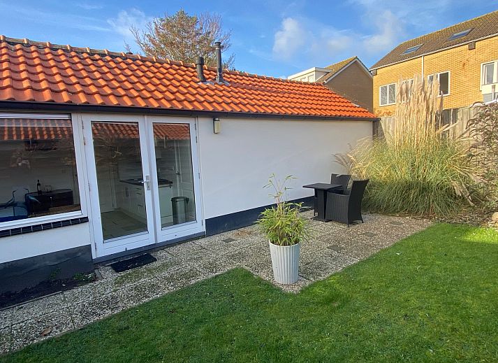 Studio Ooster - Brink 28 in De Koog, Texel, vakantiehuis met charmant terras en groene tuin.