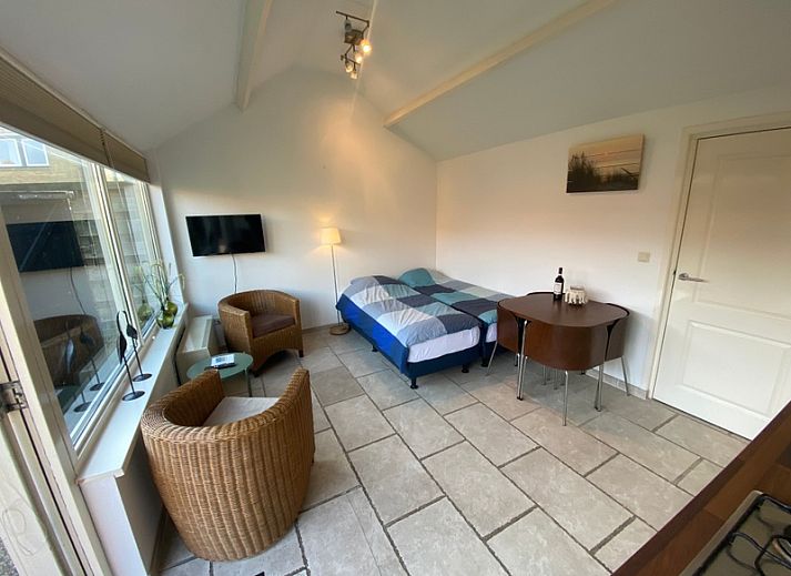 Studio Ooster - Brink 28 in De Koog, Texel, vakantiehuis met charmant terras en groene tuin.