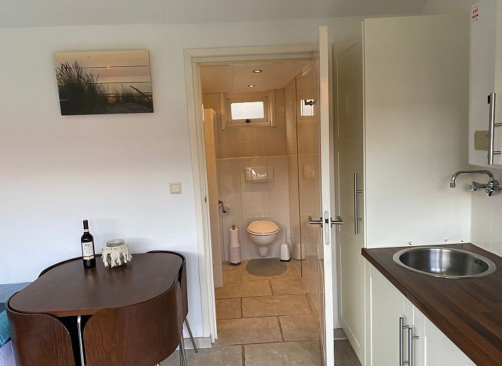 Gezellig terras bij Studio Ooster - Brink 28, De Koog, Texel, vakantieaccommodatie met tuin.