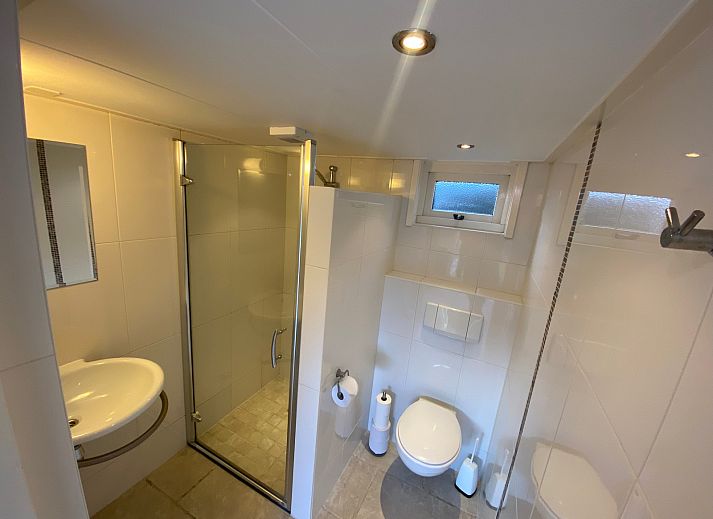 Gezellig terras bij Studio Ooster - Brink 28, De Koog, Texel, vakantieaccommodatie met tuin.