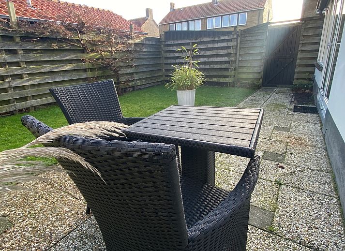 Gezellig terras bij Studio Ooster - Brink 28, De Koog, Texel, vakantieaccommodatie met tuin.