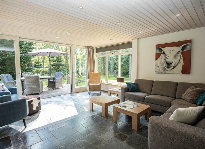 Vakantiehuis Westenwind in De Koog, Texel met een charmante rieten dak en ruim terras omringd door groen.