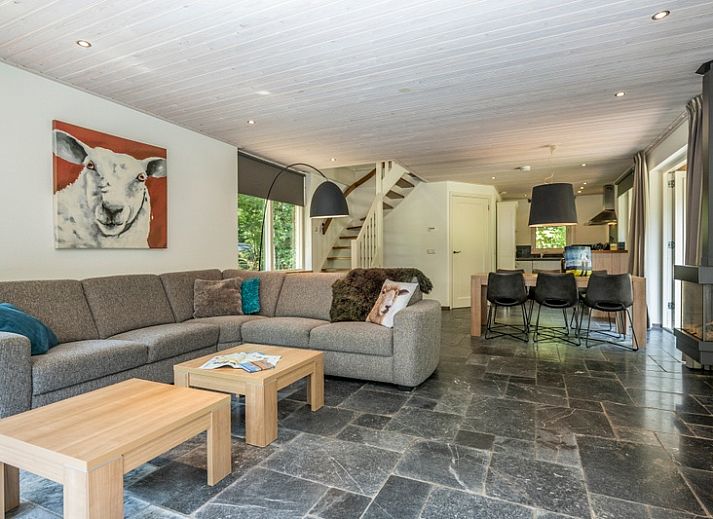 Vakantiehuis Westenwind in De Koog, Texel met een charmante rieten dak en ruim terras omringd door groen.