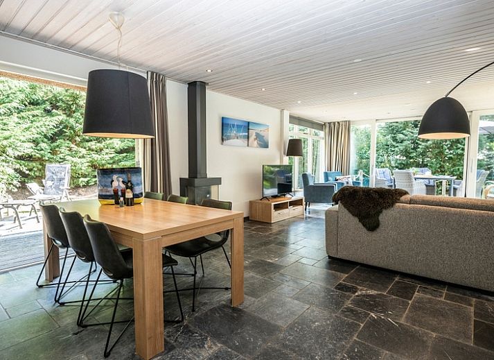 Gezellige woonkamer van Westenwind in De Koog, Texel, met comfortabele banken en uitzicht op de tuin.