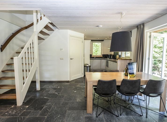 Lichte binnenruimte van vakantiehuis Westenwind in De Koog, Texel, met moderne meubels en veel natuurlijk licht.