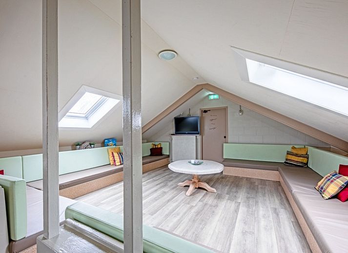 Terrasse des Ferienhauses Nieuw Vredestein in De Koog, Texel mit Picknicktischen fuer Aktivitaeten im Freien.