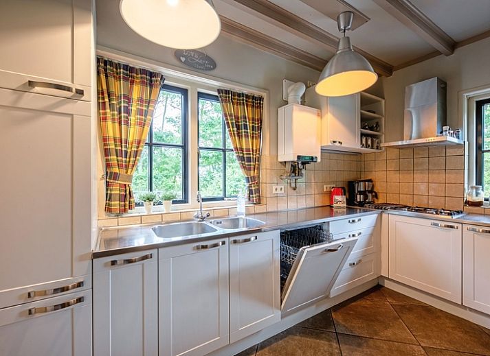 Terrasse des Ferienhauses Nieuw Vredestein in De Koog, Texel mit Picknicktischen fuer Aktivitaeten im Freien.