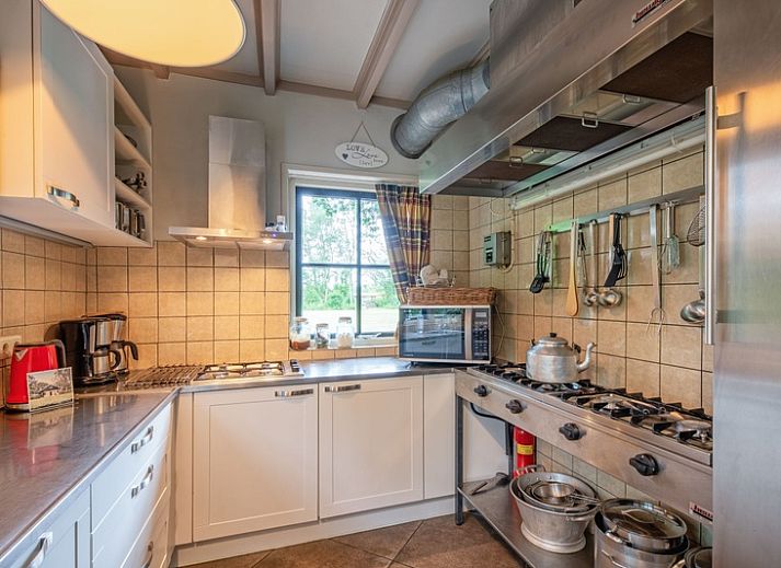 Terrasse des Ferienhauses Nieuw Vredestein in De Koog, Texel mit Picknicktischen fuer Aktivitaeten im Freien.