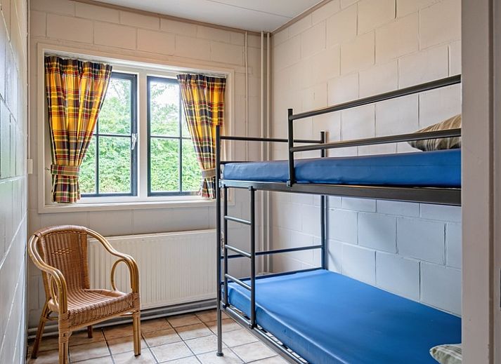 Terrasse des Ferienhauses Nieuw Vredestein in De Koog, Texel mit Picknicktischen fuer Aktivitaeten im Freien.