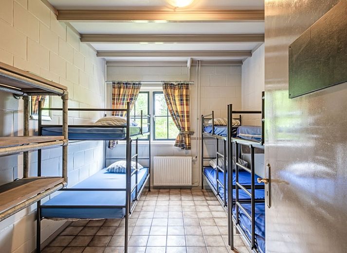 Terrasse des Ferienhauses Nieuw Vredestein in De Koog, Texel mit Picknicktischen fuer Aktivitaeten im Freien.