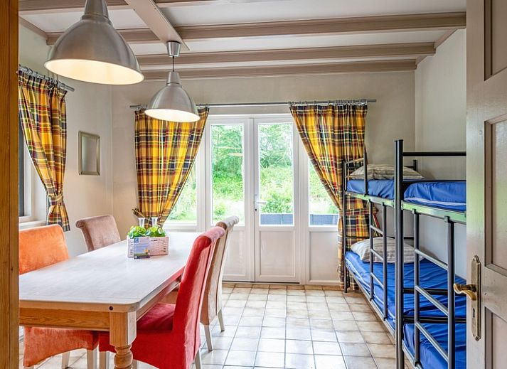 Vorderansicht des Ferienhauses New Vredestein in De Koog, Texel mit ausreichendem Parkplatz.