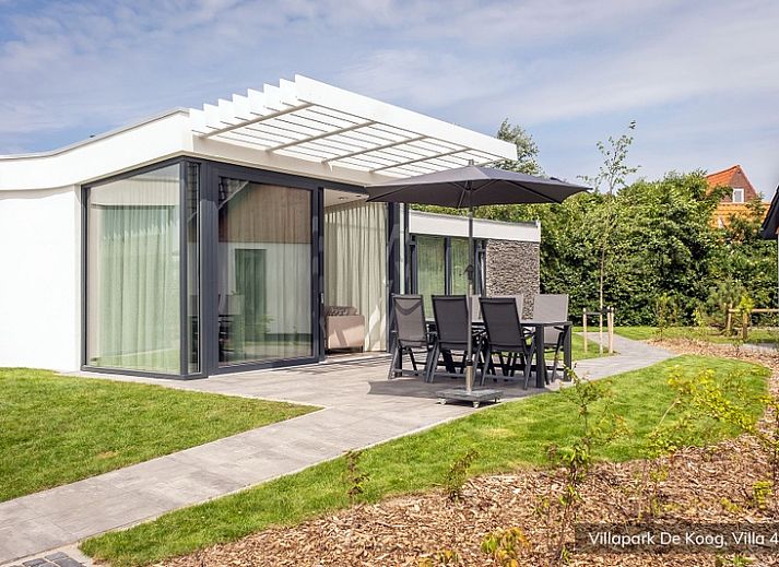 Stijlvolle woonkamer in Luxe familievilla 4p, De Koog, Texel met moderne inrichting en veel lichtinval.