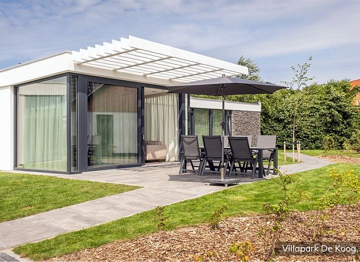 Stijlvolle woonkamer in Luxe familievilla 4p, De Koog, Texel met moderne inrichting en veel lichtinval.