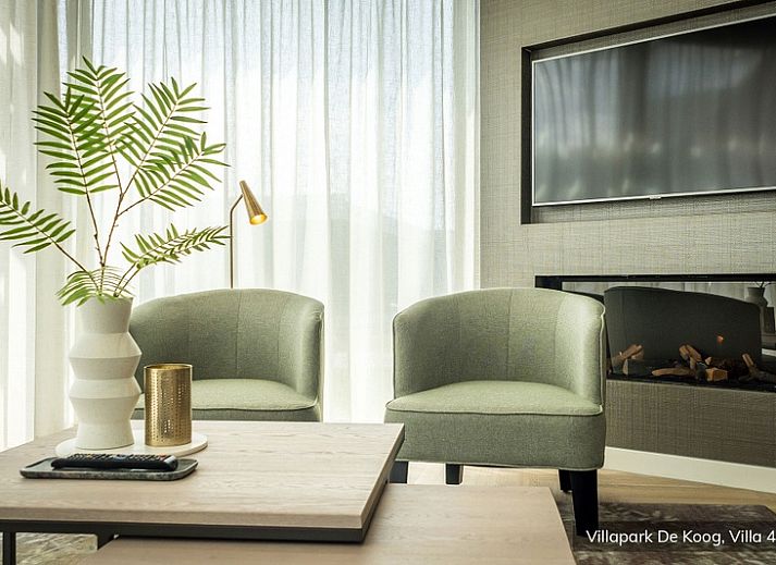 Stijlvolle woonkamer in Luxe familievilla 4p, De Koog, Texel met moderne inrichting en veel lichtinval.