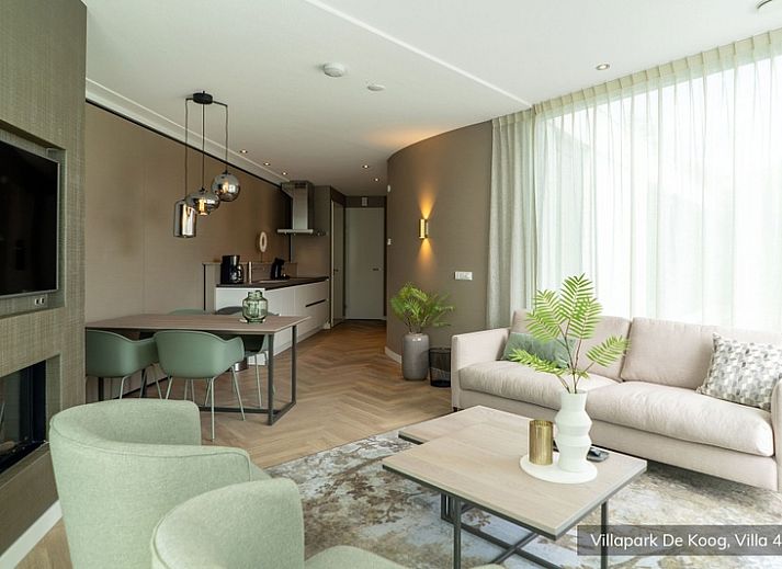 Ruim terras van Luxe familievilla 4p in De Koog, Texel, met comfortabele zitplaatsen en groene tuin.