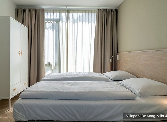 Ruim terras van Luxe familievilla 4p in De Koog, Texel, met comfortabele zitplaatsen en groene tuin.