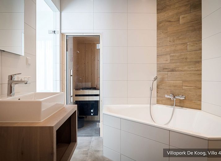 Ruim terras van Luxe familievilla 4p in De Koog, Texel, met comfortabele zitplaatsen en groene tuin.