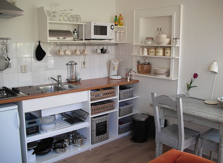 Rustige tuin met ligstoelen bij vakantiehuis Plevierstraat 21 in De Koog, Texel, ideaal voor ontspanning op de Waddeneilanden.